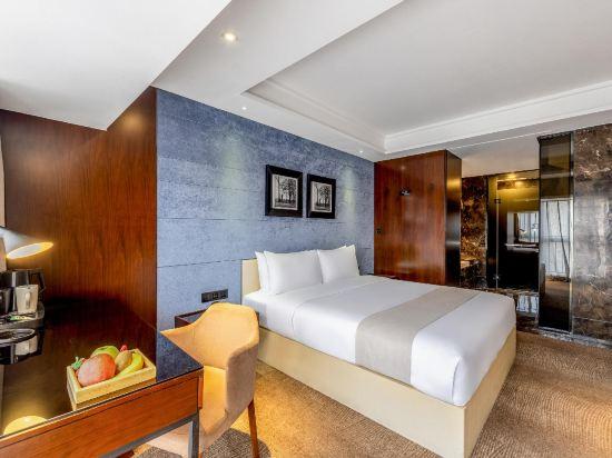 Select, Luxury, Queen Bed