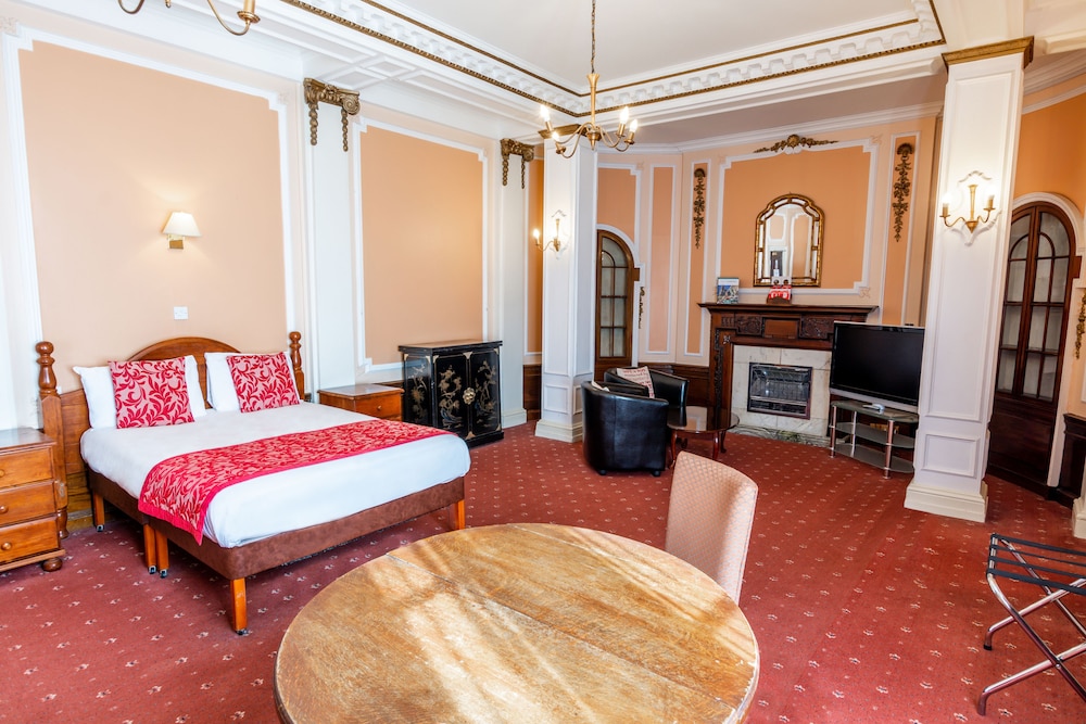 Adelphi Hotel 22/69