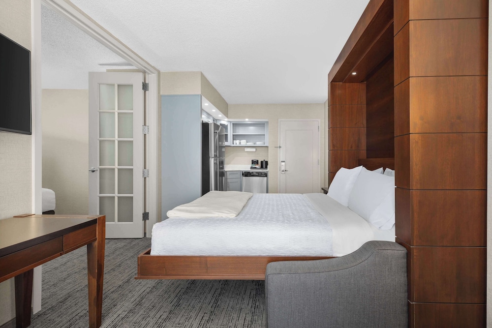 Suite, King Bed, Murphy Bed