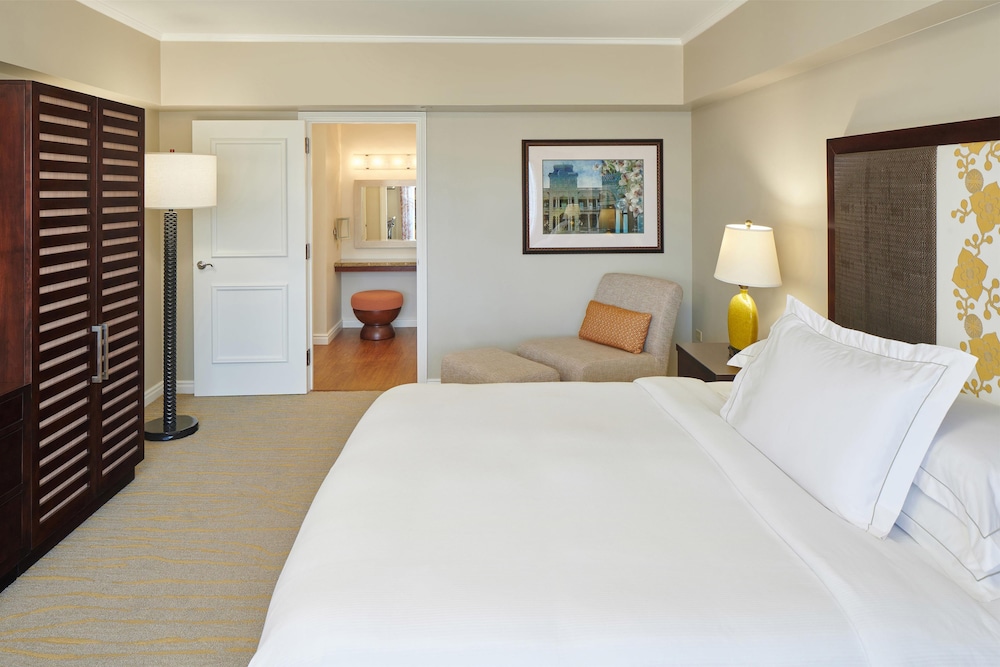 1 Bedroom, Suite, King Bed, Mountain View, Sofa, Kalia Tower