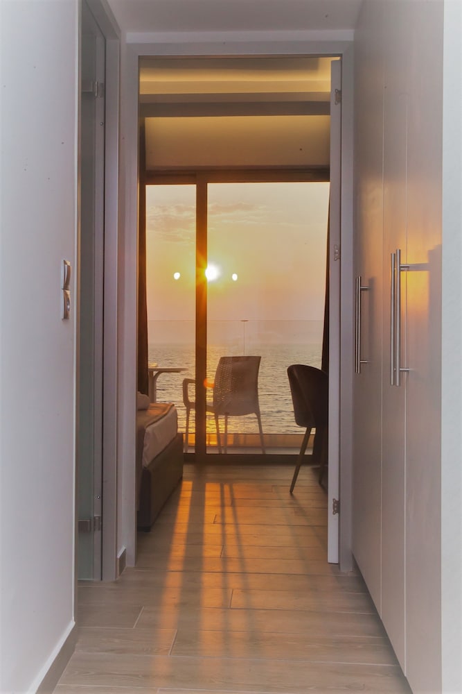 Sunrise Apt 12/37