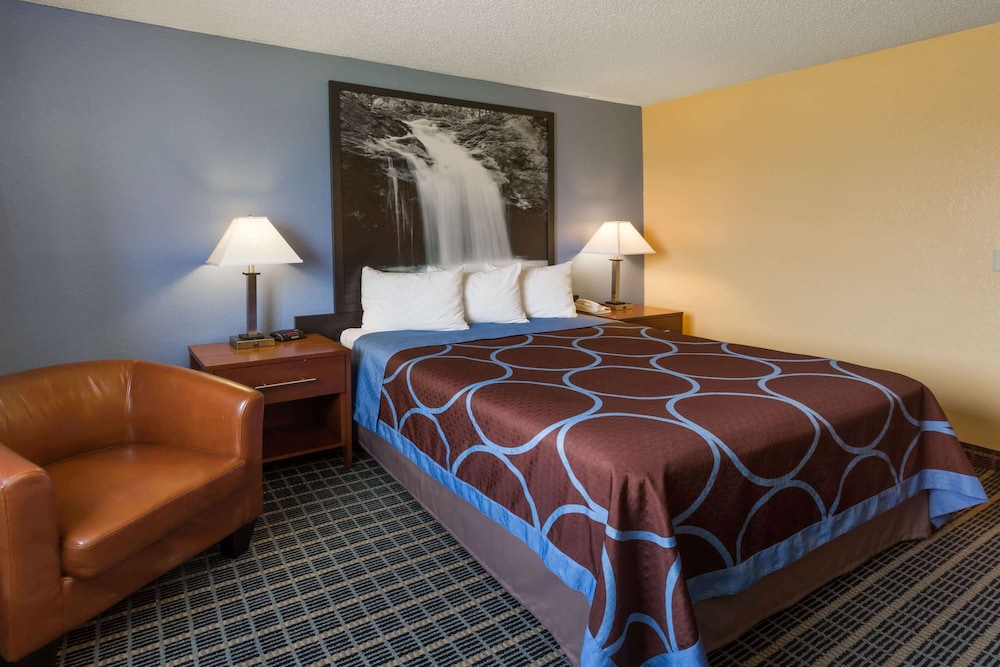 Super 8 by Wyndham Janesville WI 12/19