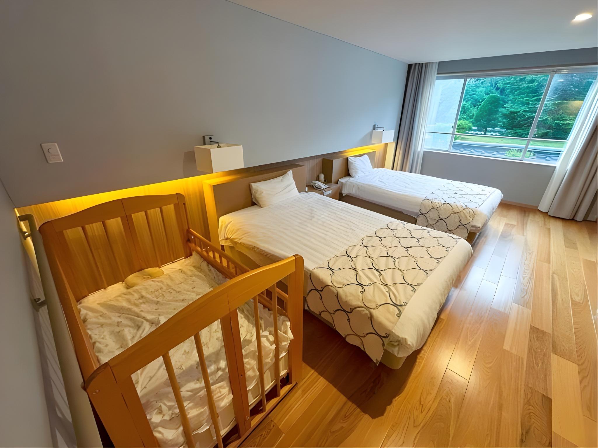 Suite, Twin Beds, Bathtub