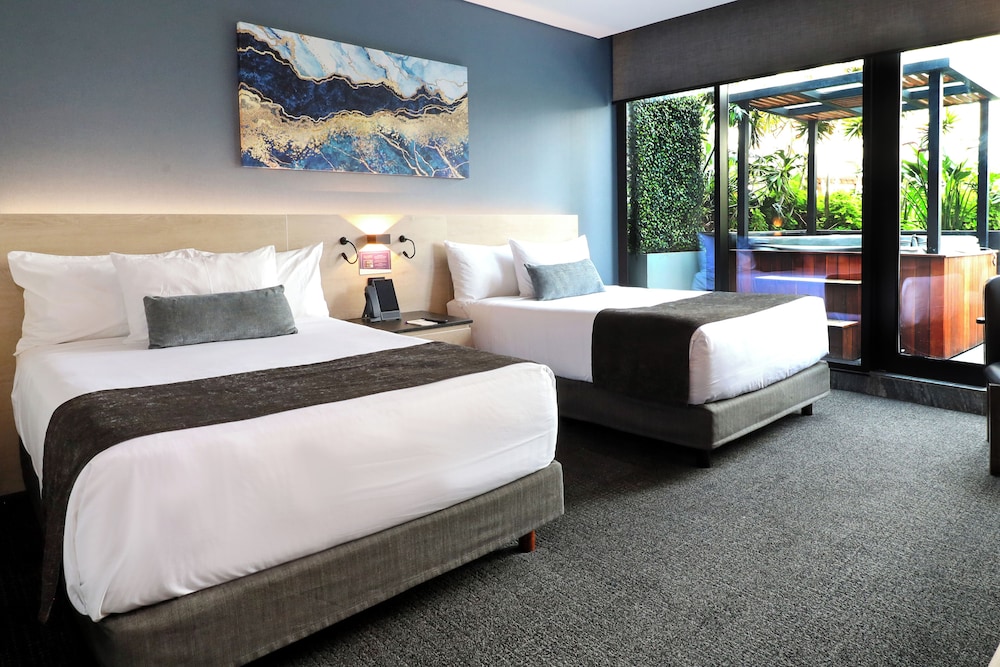 GARDEN, DOUBLE BED, JETTED POOL