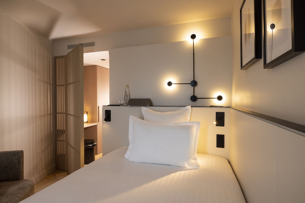 ROOM, SINGLE