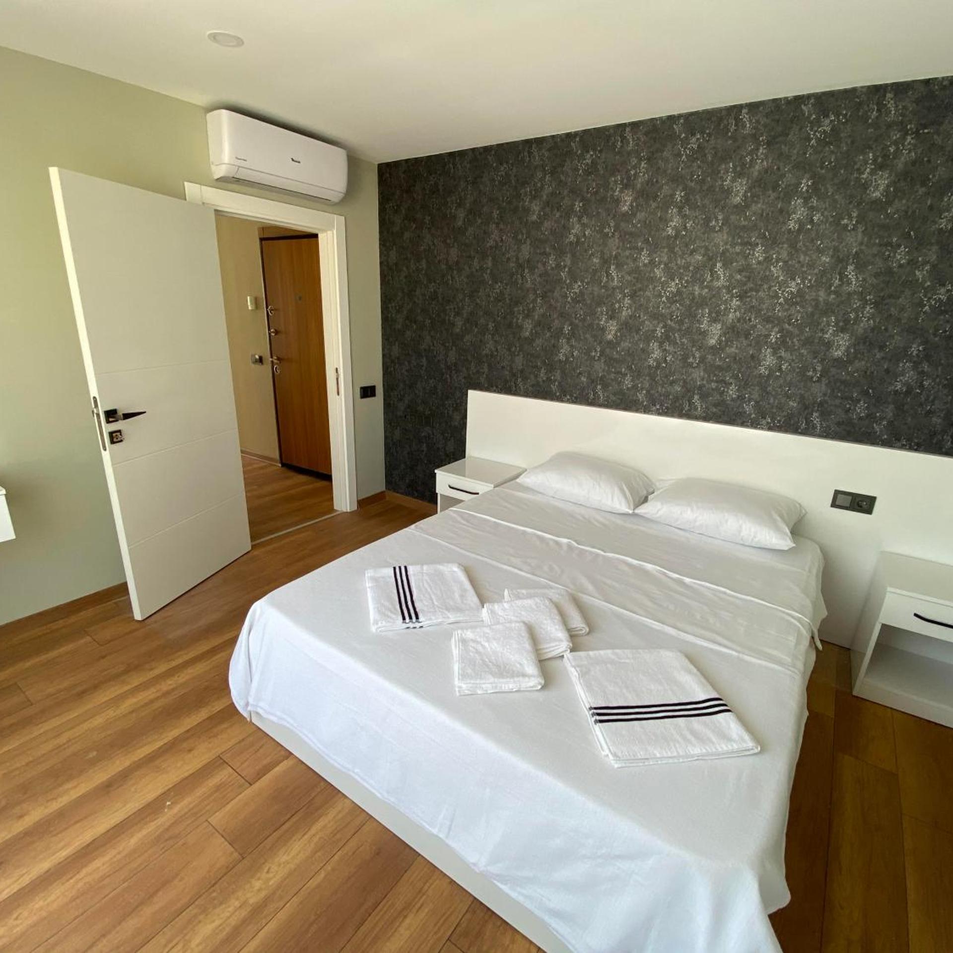 London Hotel 12/36
