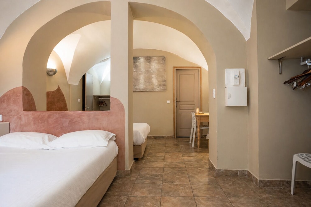 Room, Quintuple, 1 Single and 2 Double Beds، Sud 3/7