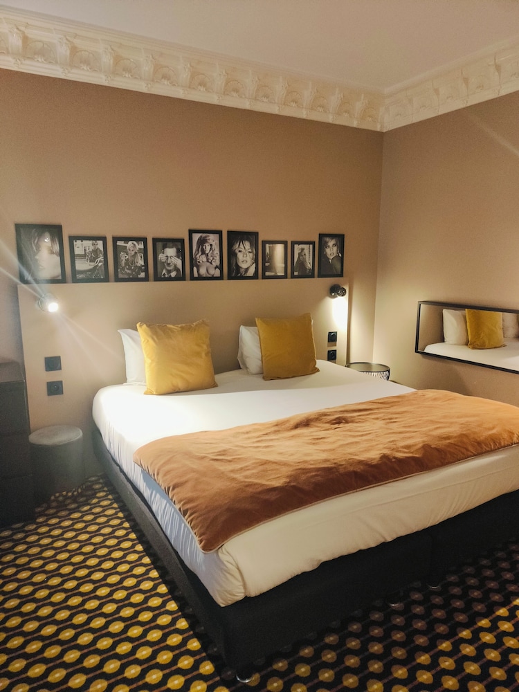 JUNIOR SUITE, 1 DOUBLE AND 1 SINGLE BED