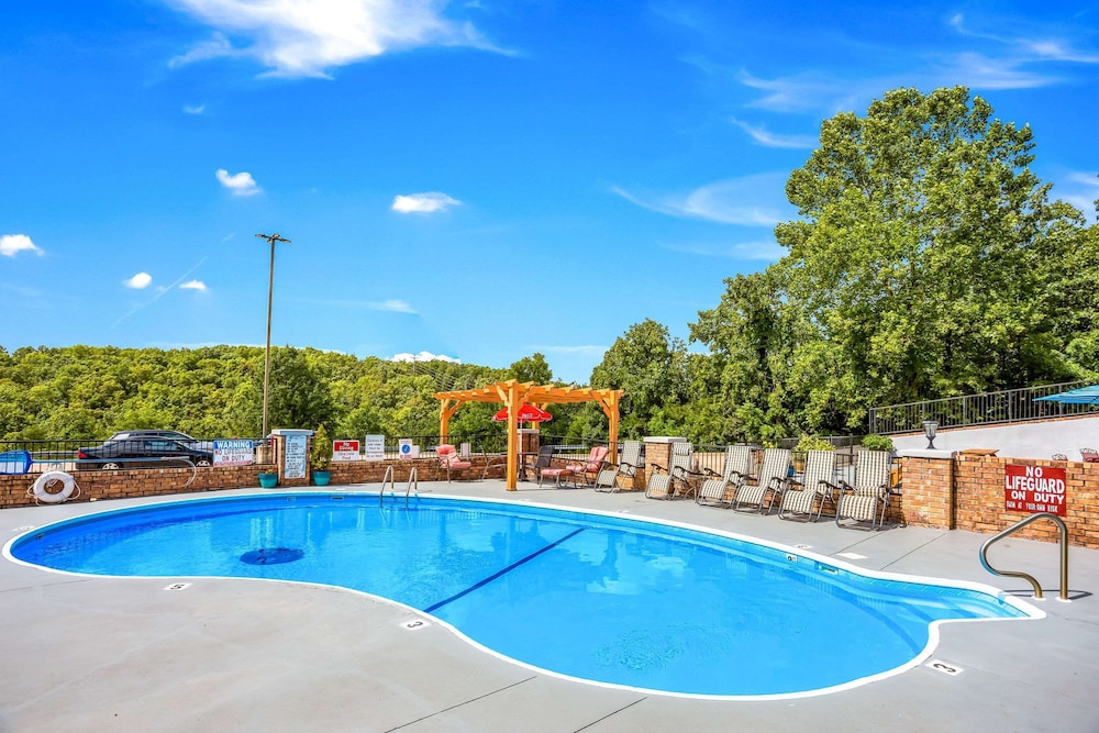 Rodeway Inn Branson, Brick House 23/35
