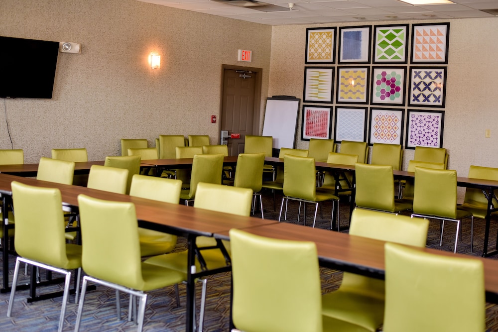 Holiday Inn Express Suites Maryville 29/35
