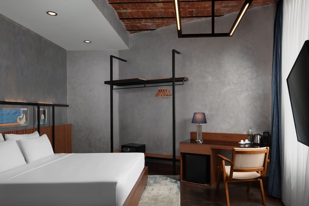 HOUSE, QUEEN BED