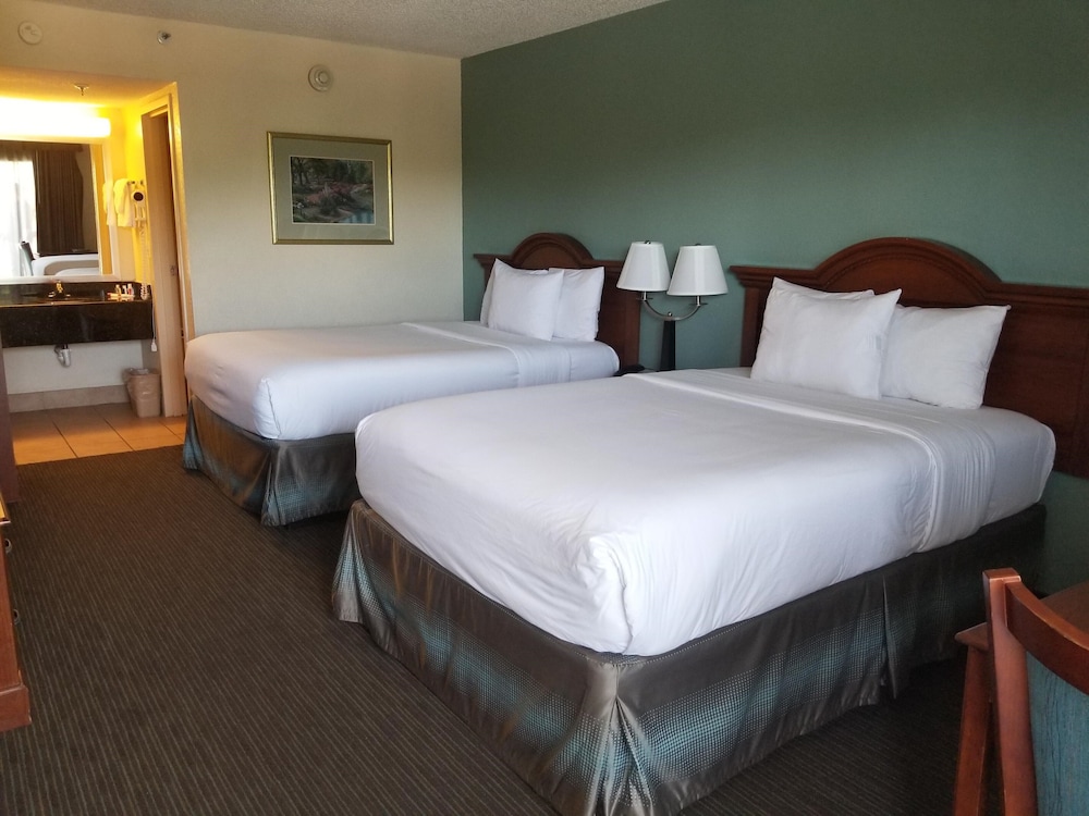 Baymont By Wyndham Sarasota 18/40