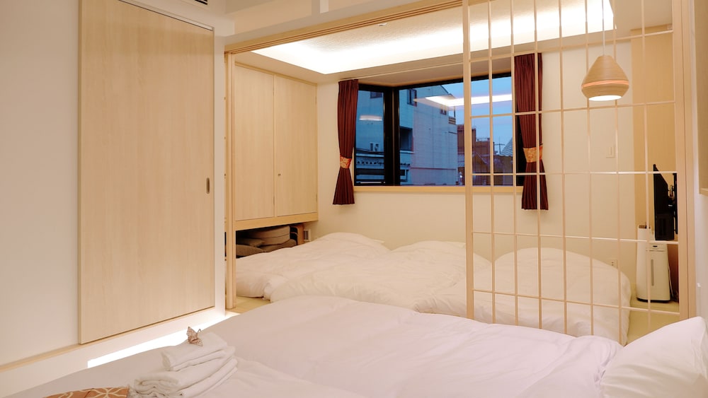 غرفة عائلية بسريرين منفصلين وفرشتي فوتون بحوض استحمام، Hotel Imagine Kyoto 5/10