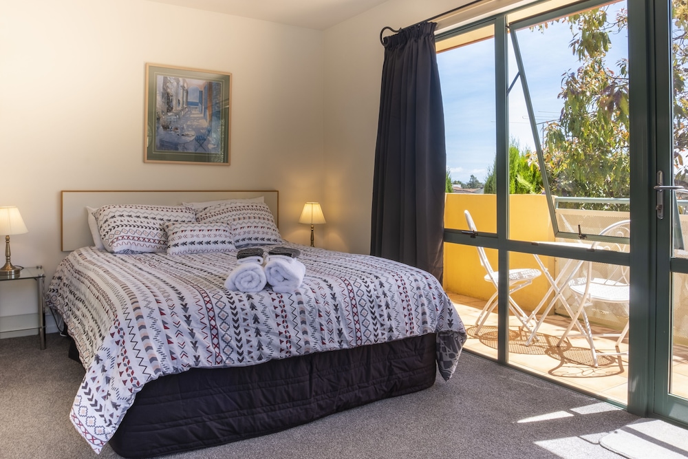STUDIO, SUITE, KITCHENETTE