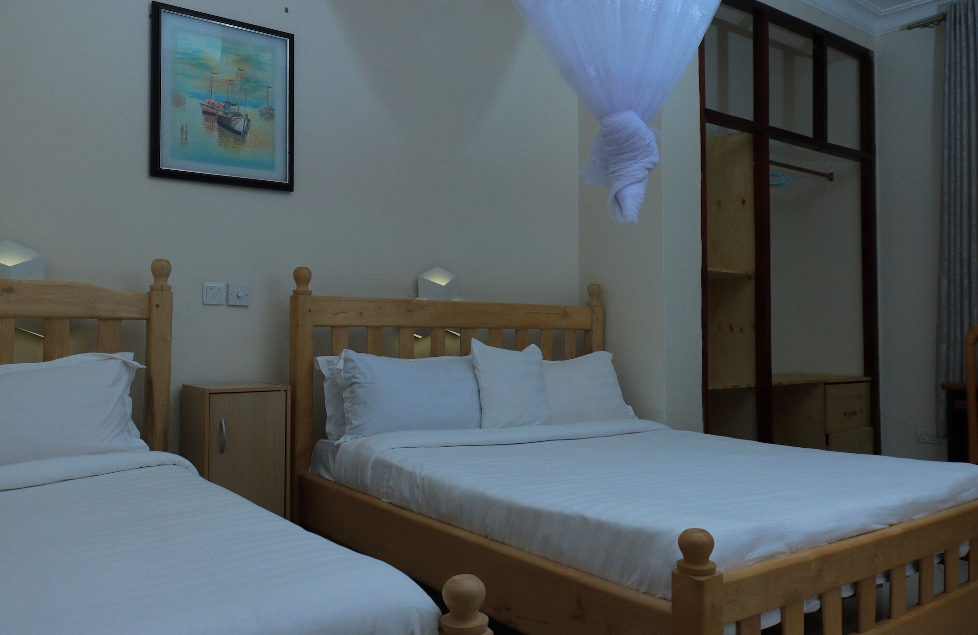 ROOM, TWIN BEDS