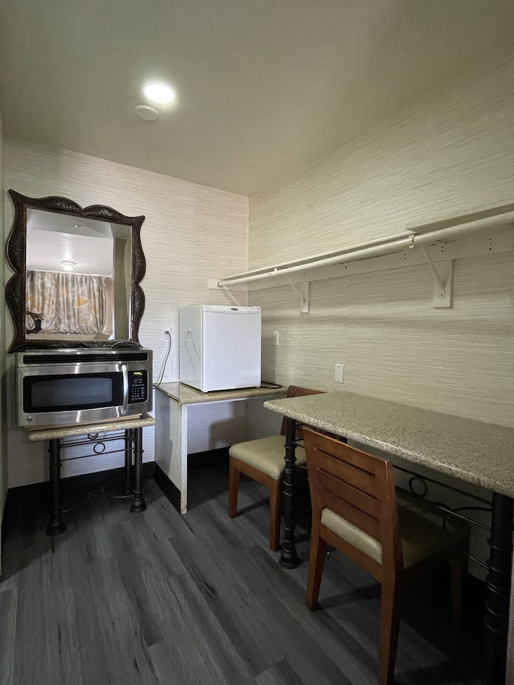 Crown Motel 48/66