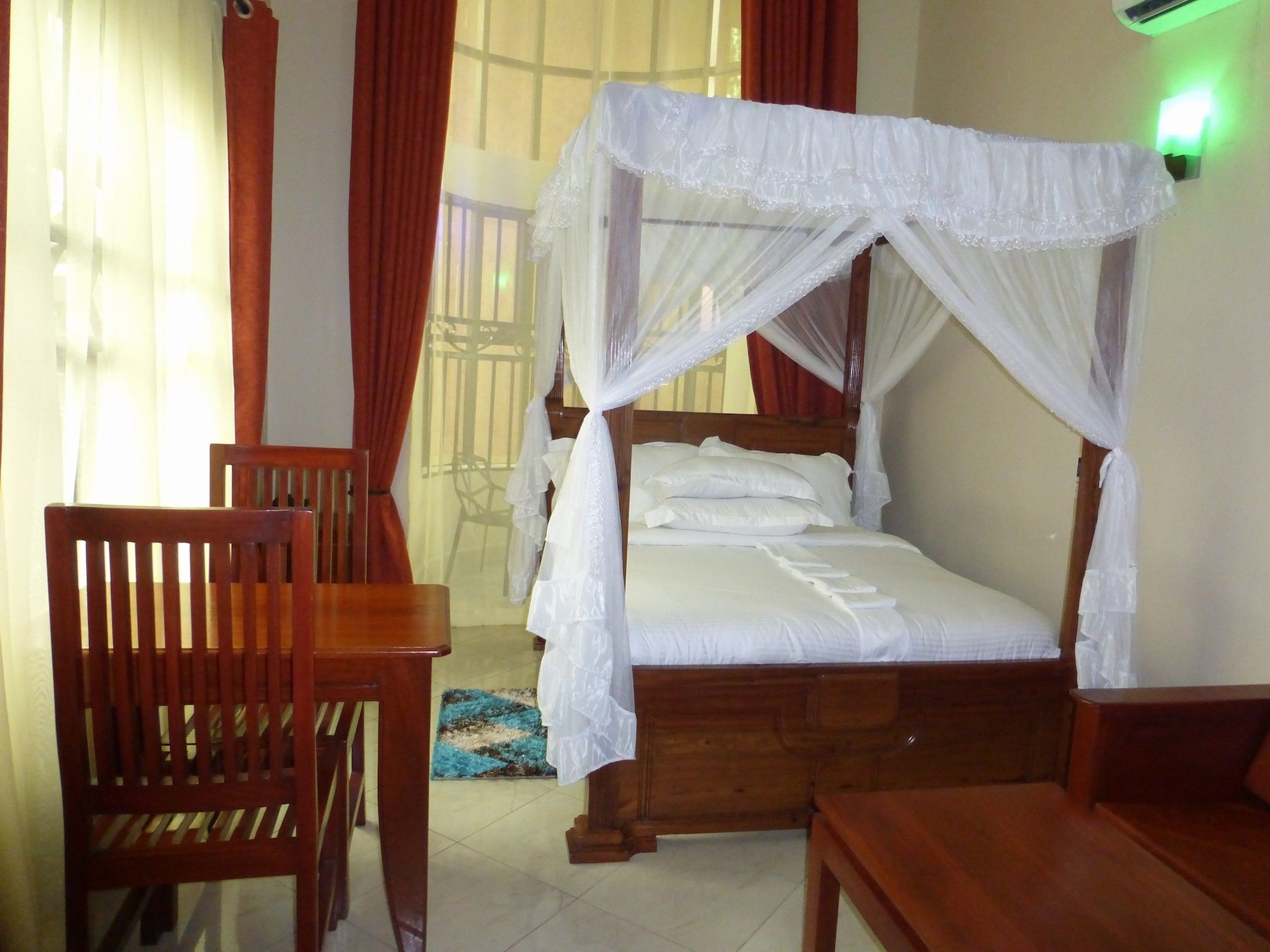 EXECUTIVE, KING BED