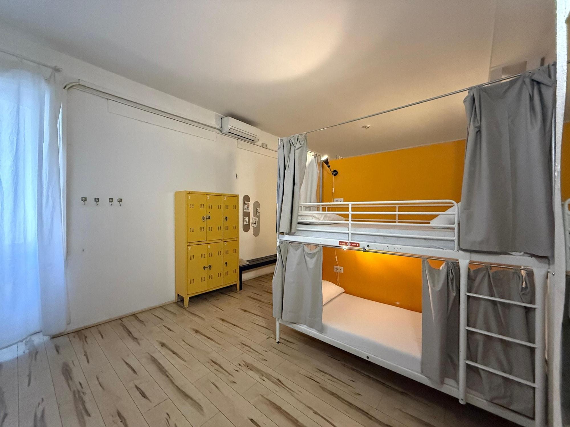 Mixed Dorm, 12 People