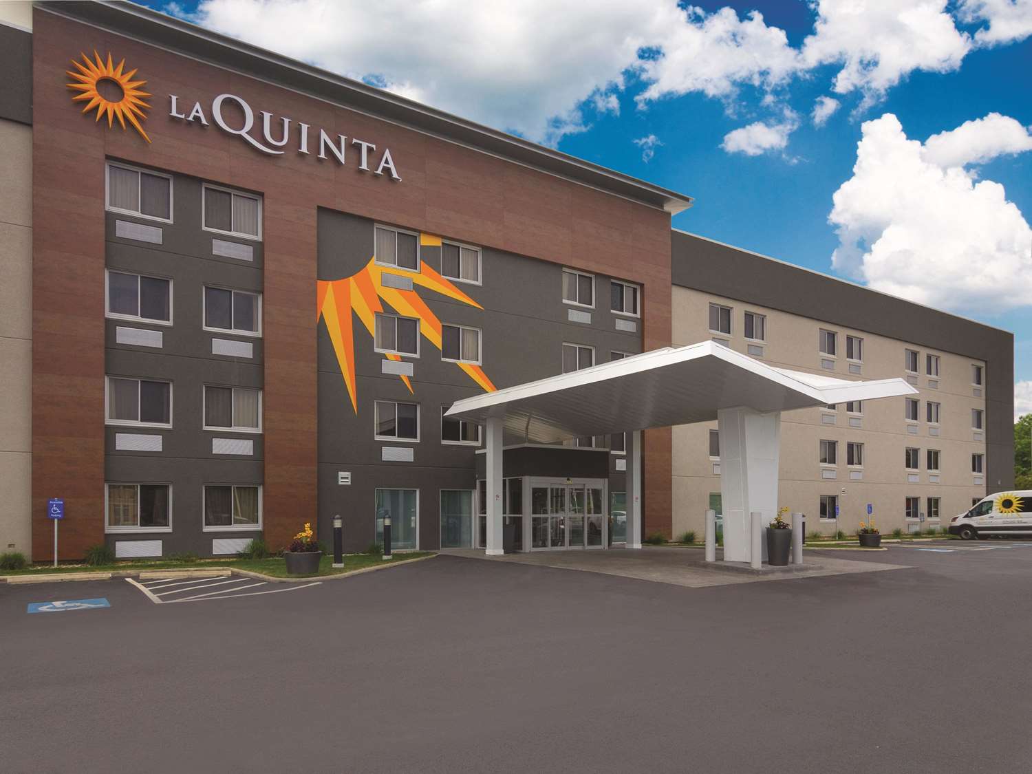 La Quinta Inn & Suites by Wyndham Cleveland - Airport North 1/44