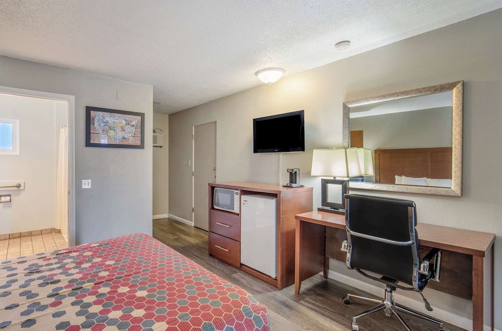 Econo Lodge Inn & Suites Yreka, CA 40/50