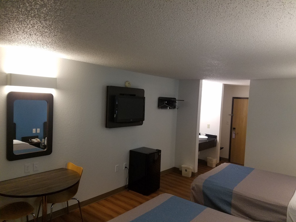 Motel6 Indianapolis, IN - Southport 36/45