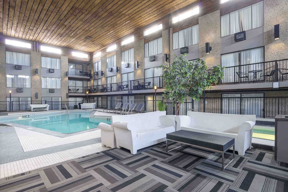 Sandman Hotel Kelowna 13/50
