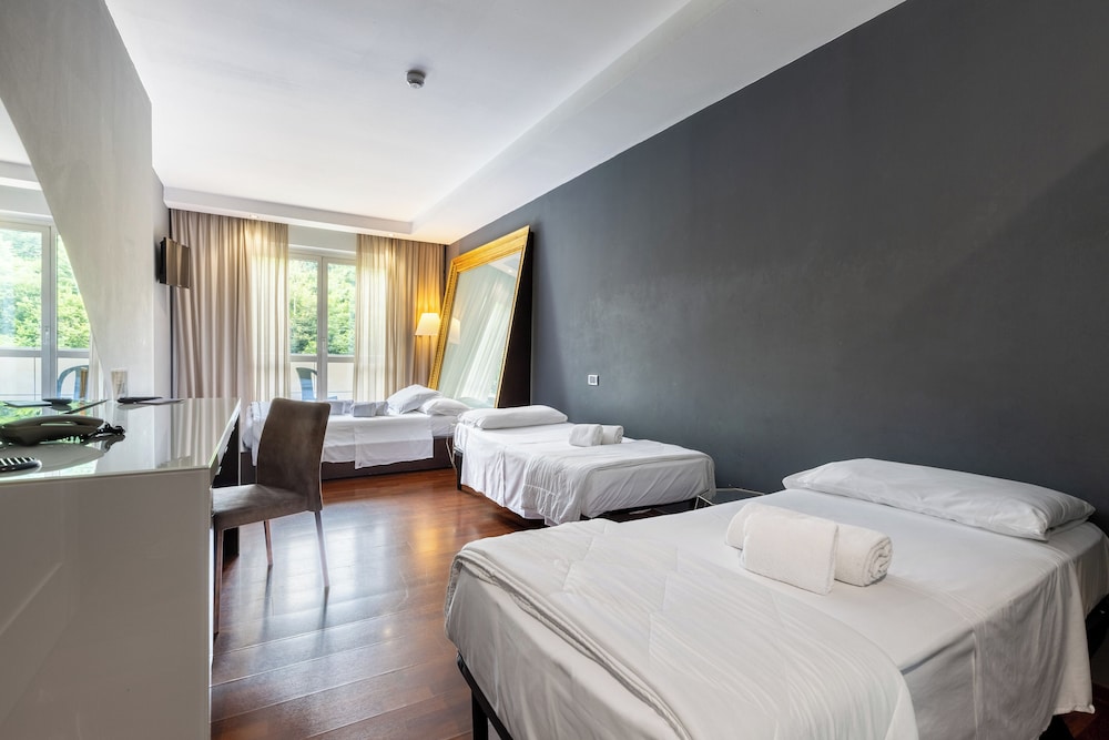 ROOM, QUADRUPLE