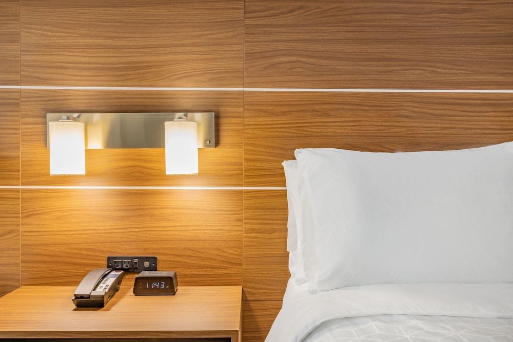 Holiday Inn Express & Suites Lincoln Downtown 29/55