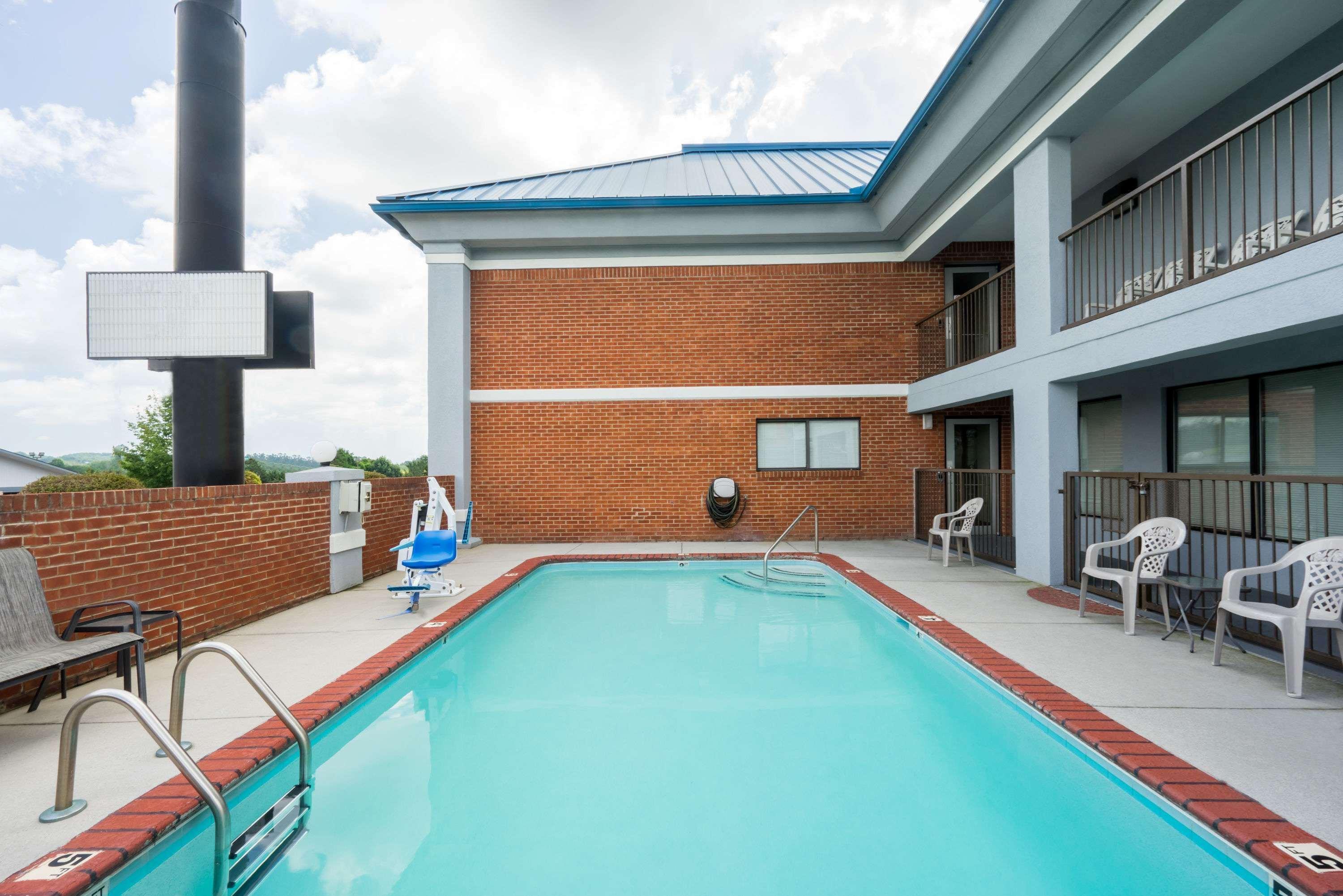 Super 8 by Wyndham Dandridge 10/17