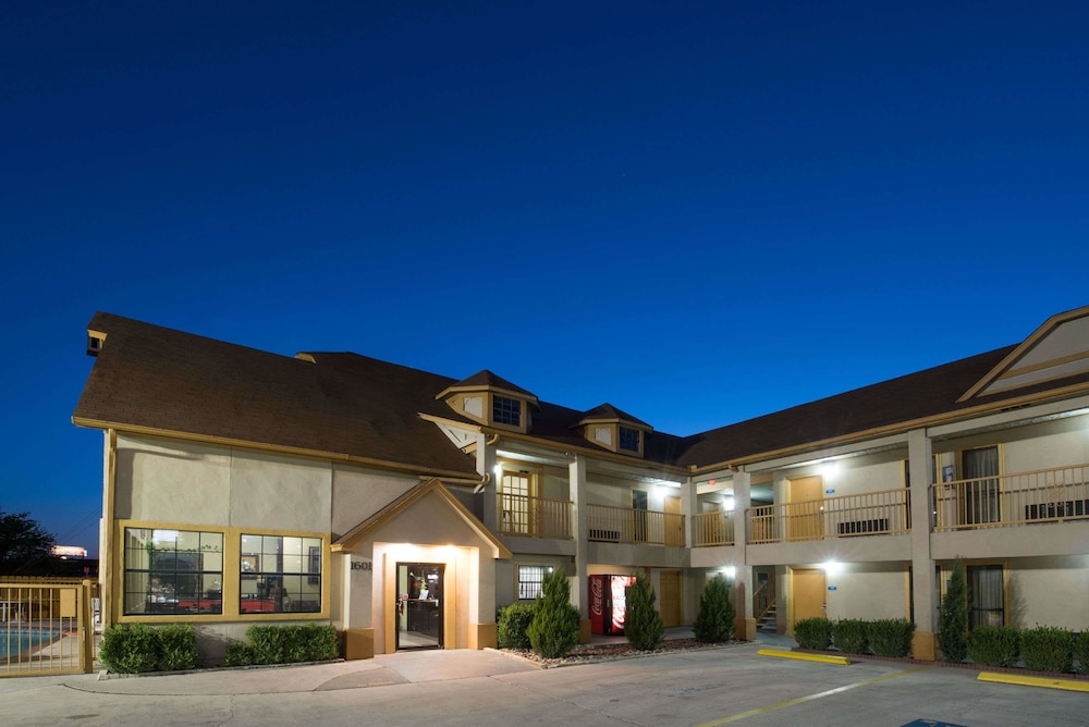 Howard Johnson by Wyndham San Marcos 3/43