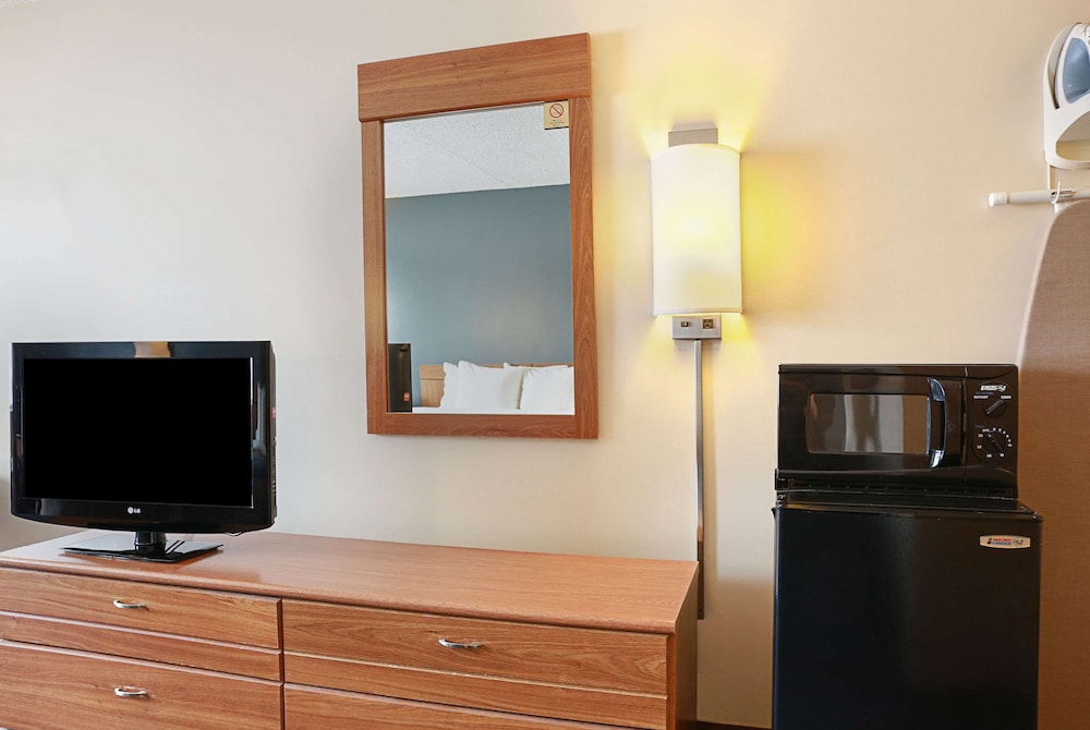 Econo Lodge Darien Lakes 44/46