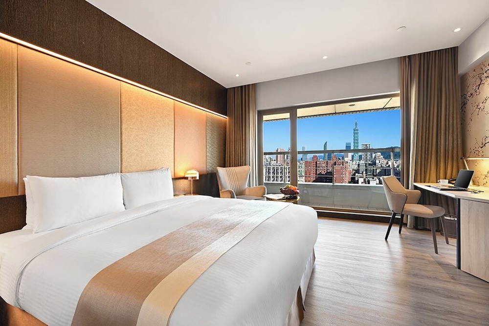 ROOM, KING BED, TAIPEI 101 VIEW