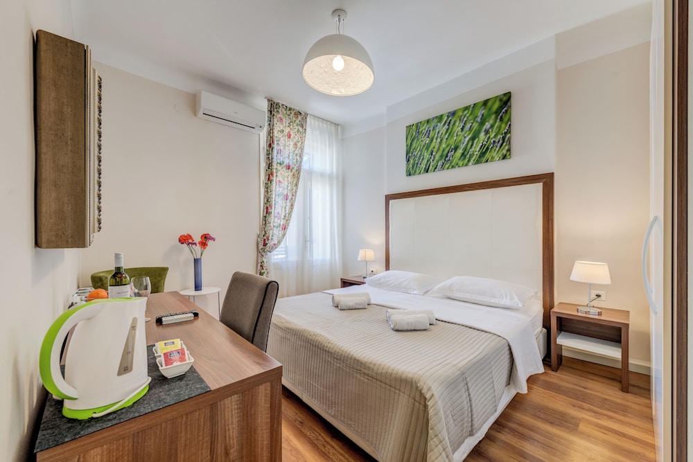 Bastion Luxury Rooms 9/25