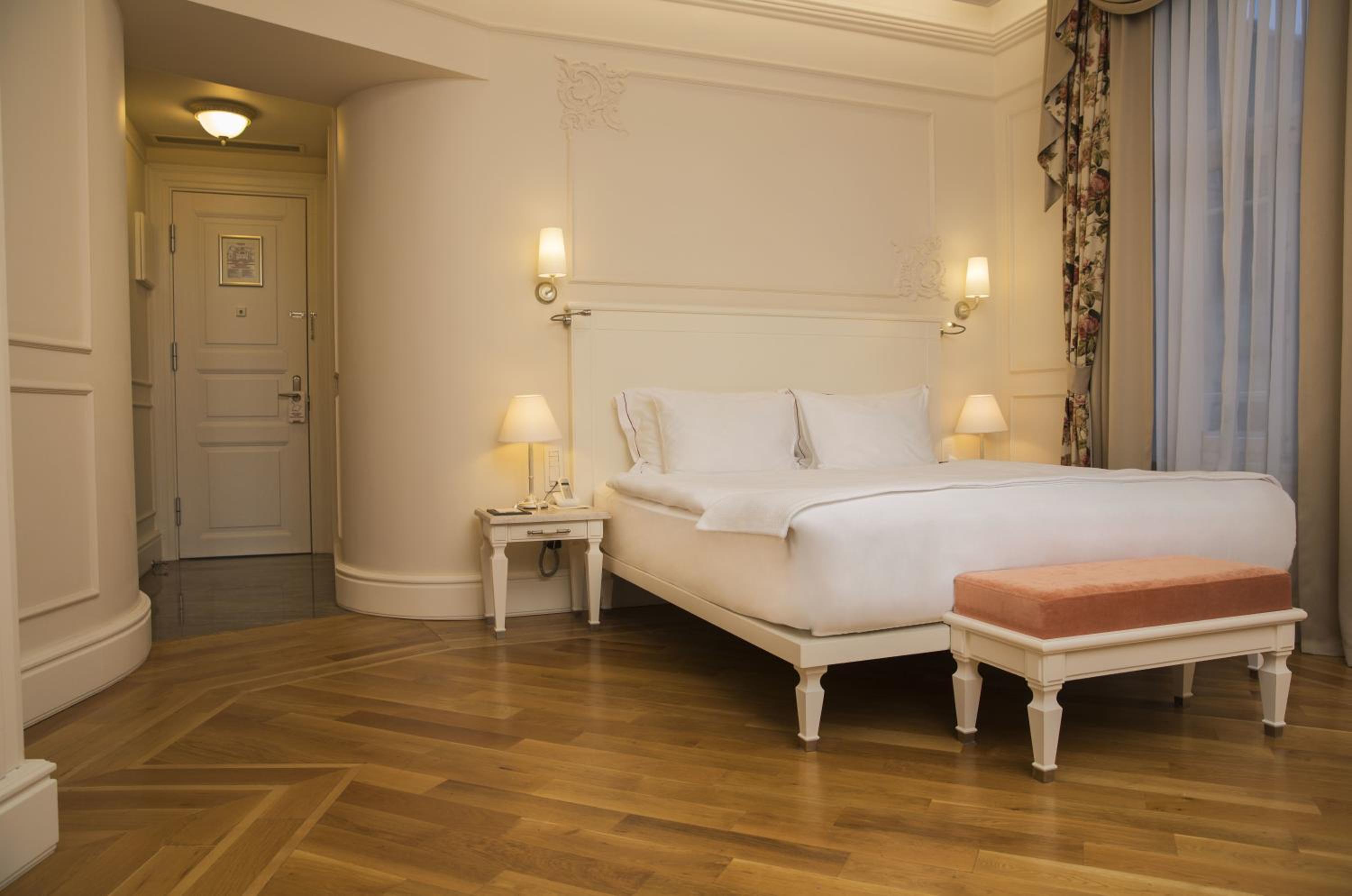 Deluxe, Double Bed, Corner