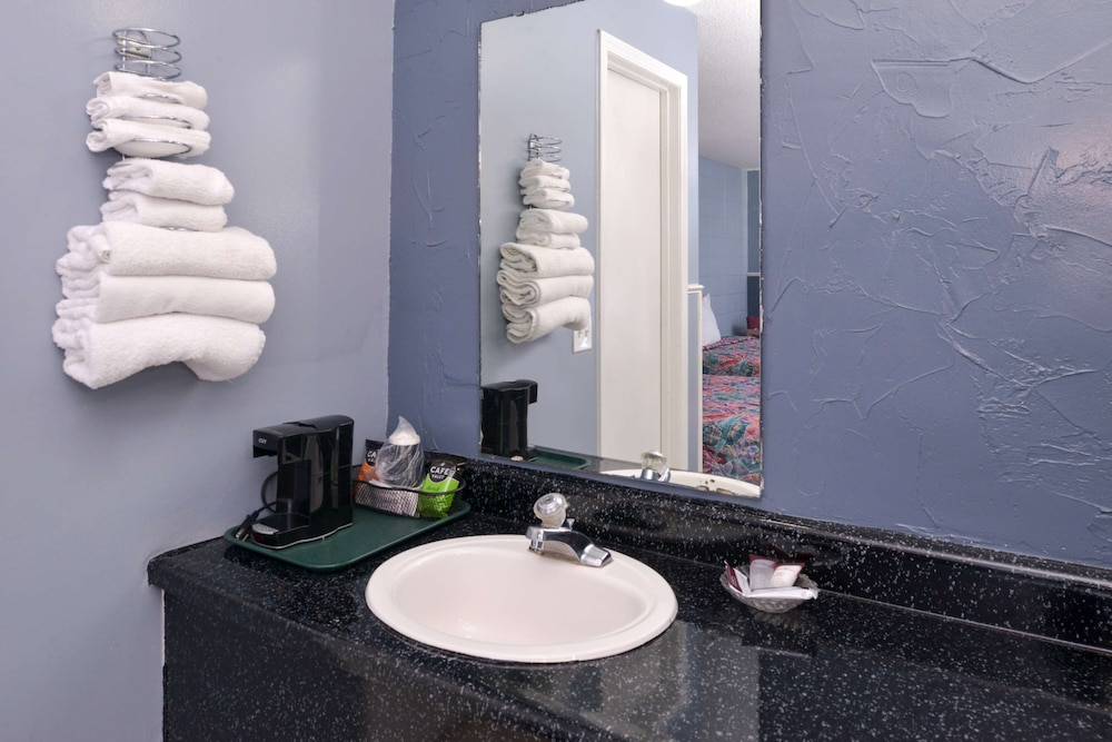 Americas Best Value Inn Suites Branson Near the Strip 28/32