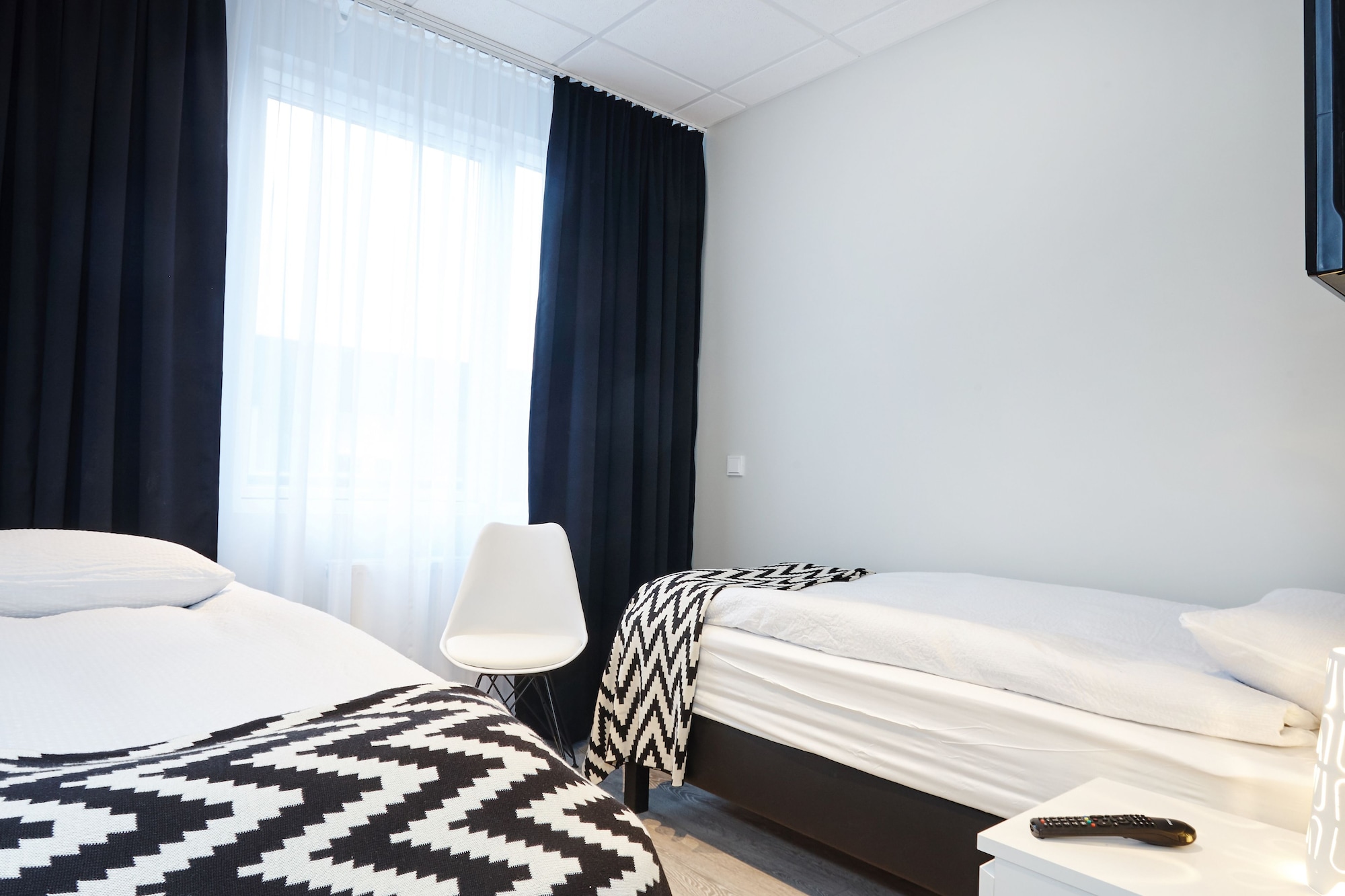 ROOM, TWIN BEDS