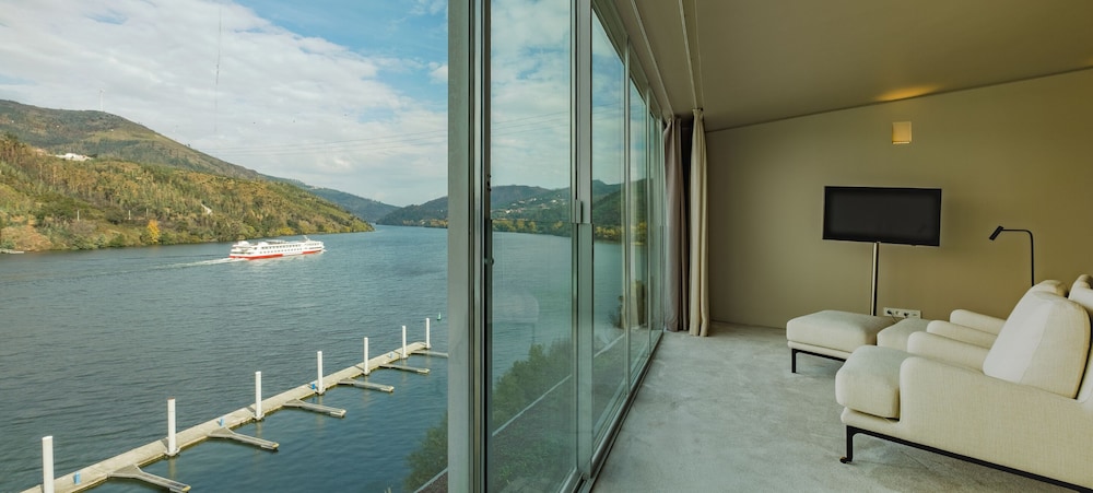 Collection, Panoramic, Suite, King Bed, River View