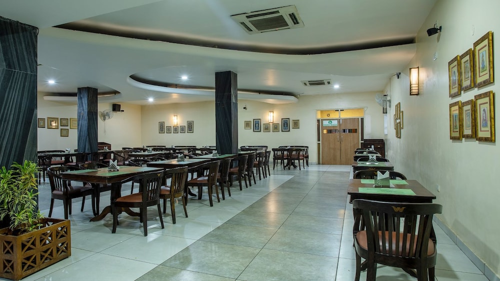 WOODLANDS HOTEL 47/50