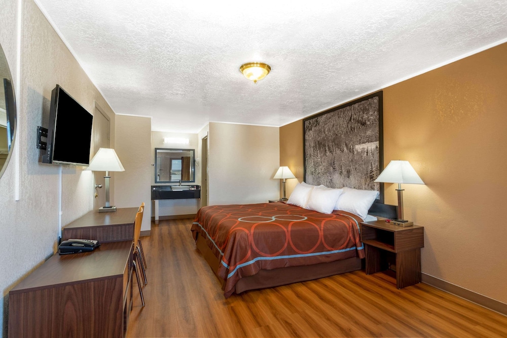 Super 8 by Wyndham Evanston 25/36
