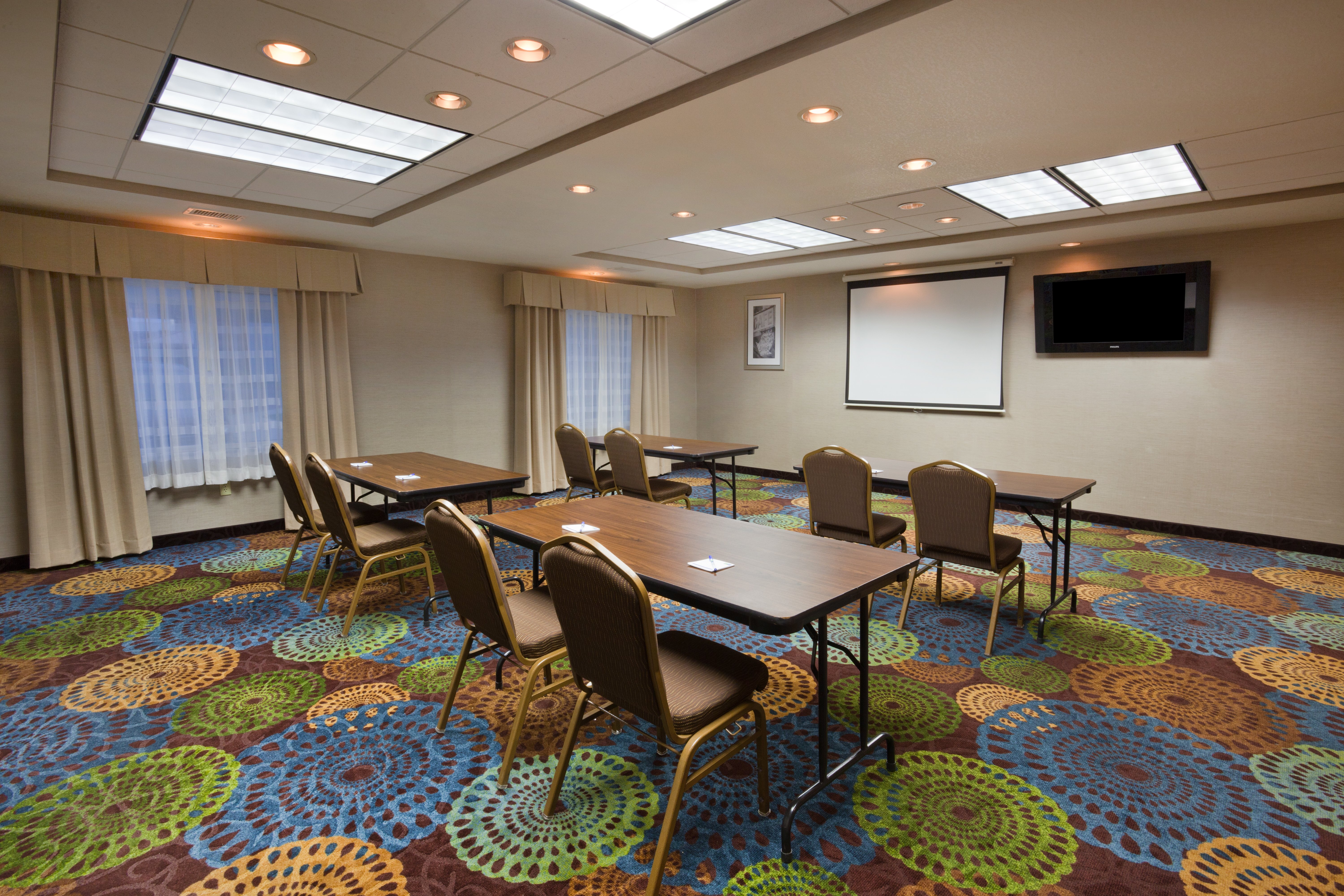 Holiday Inn Express Hotel Suites Aberdeen 56/61