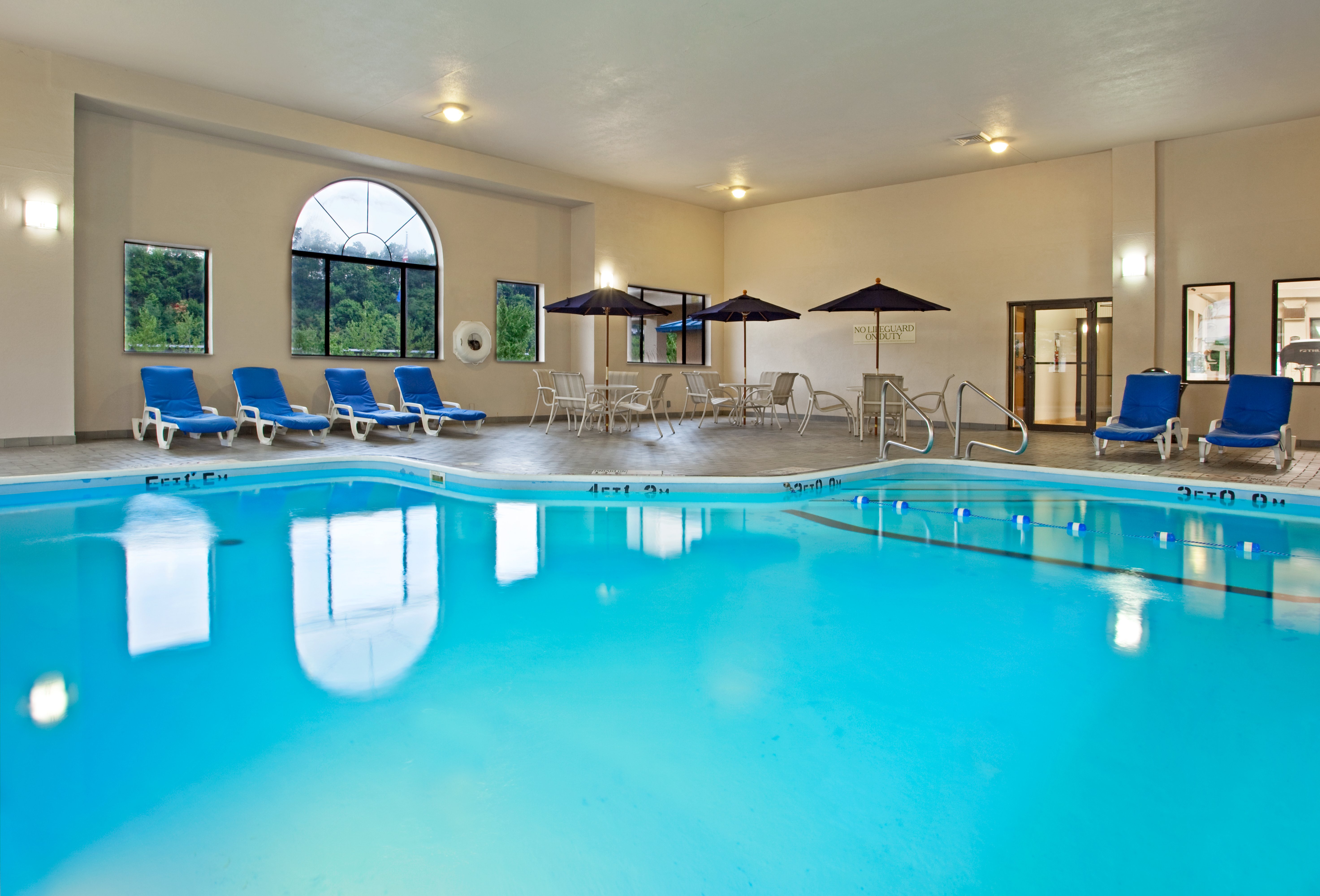 Holiday Inn Express Pittsburgh-North(Harmarville) 35/50