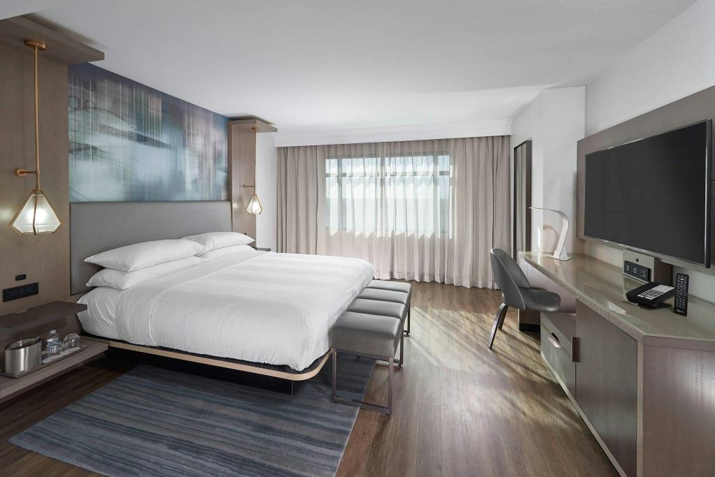 1 Bedroom, Executive, Suite, King Bed, Sofa, Club Floor, Corner