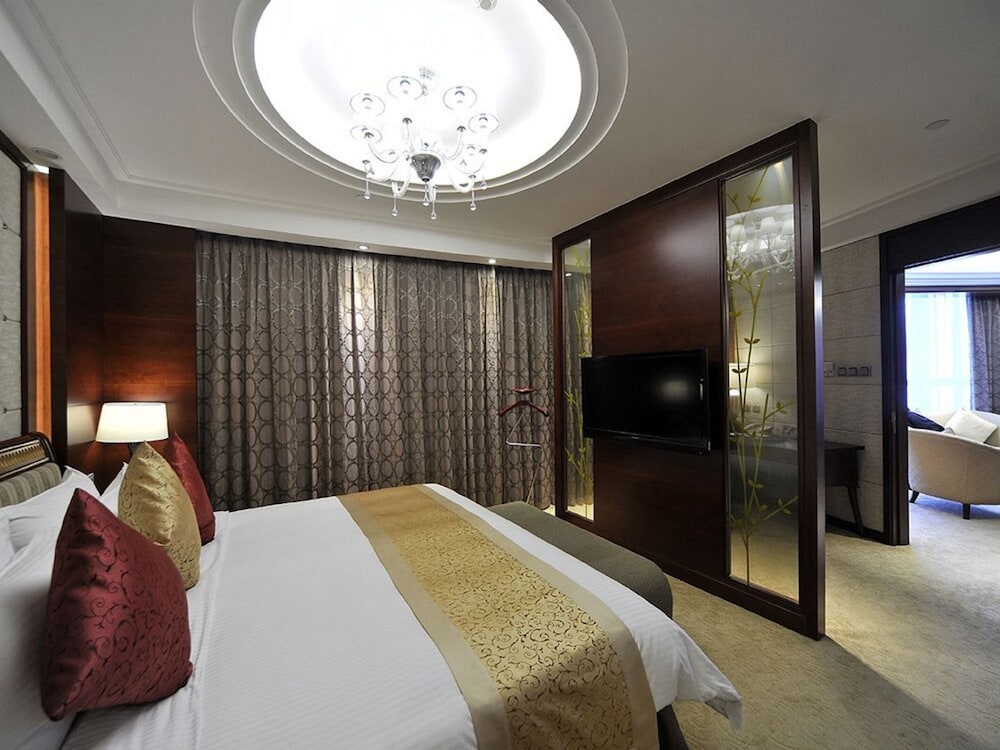 EXECUTIVE, SUITE