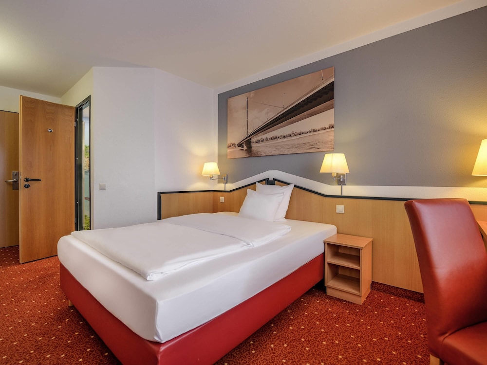 PRIVILEGE, TWIN BEDS