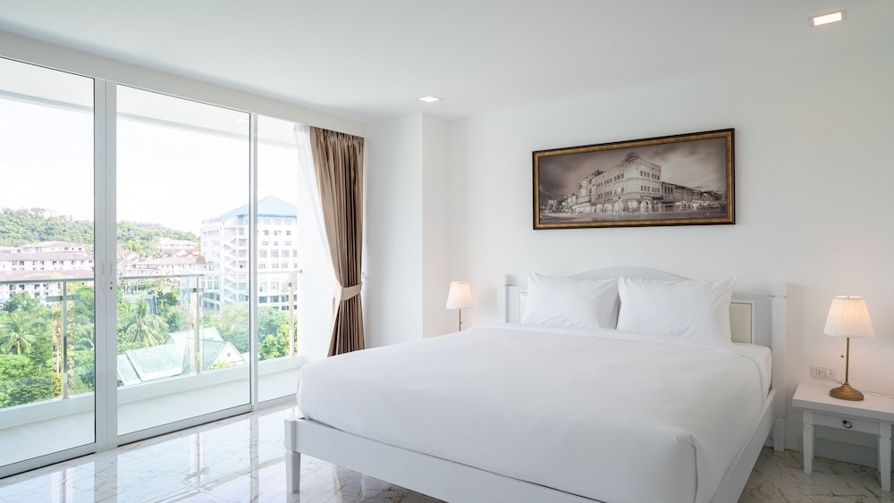 B2 Phuket Premier Hotel 8/30