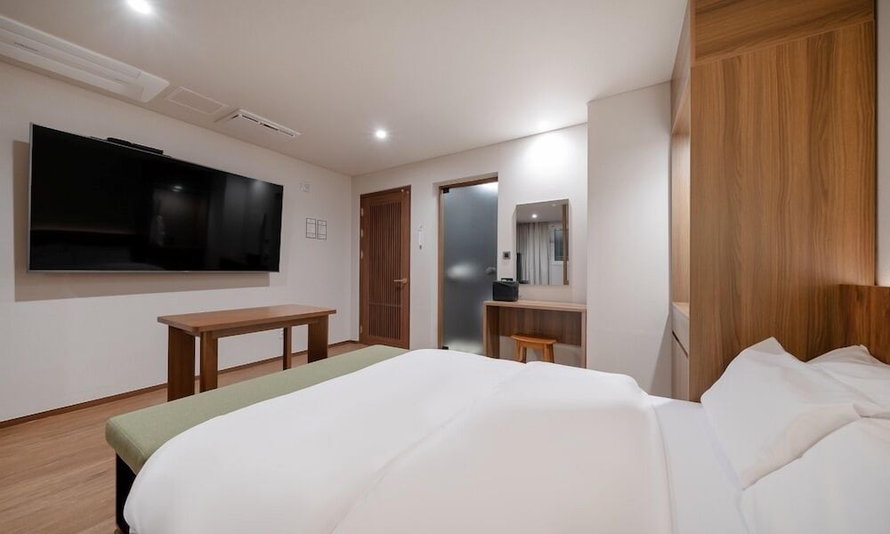 Party, Queen Bed