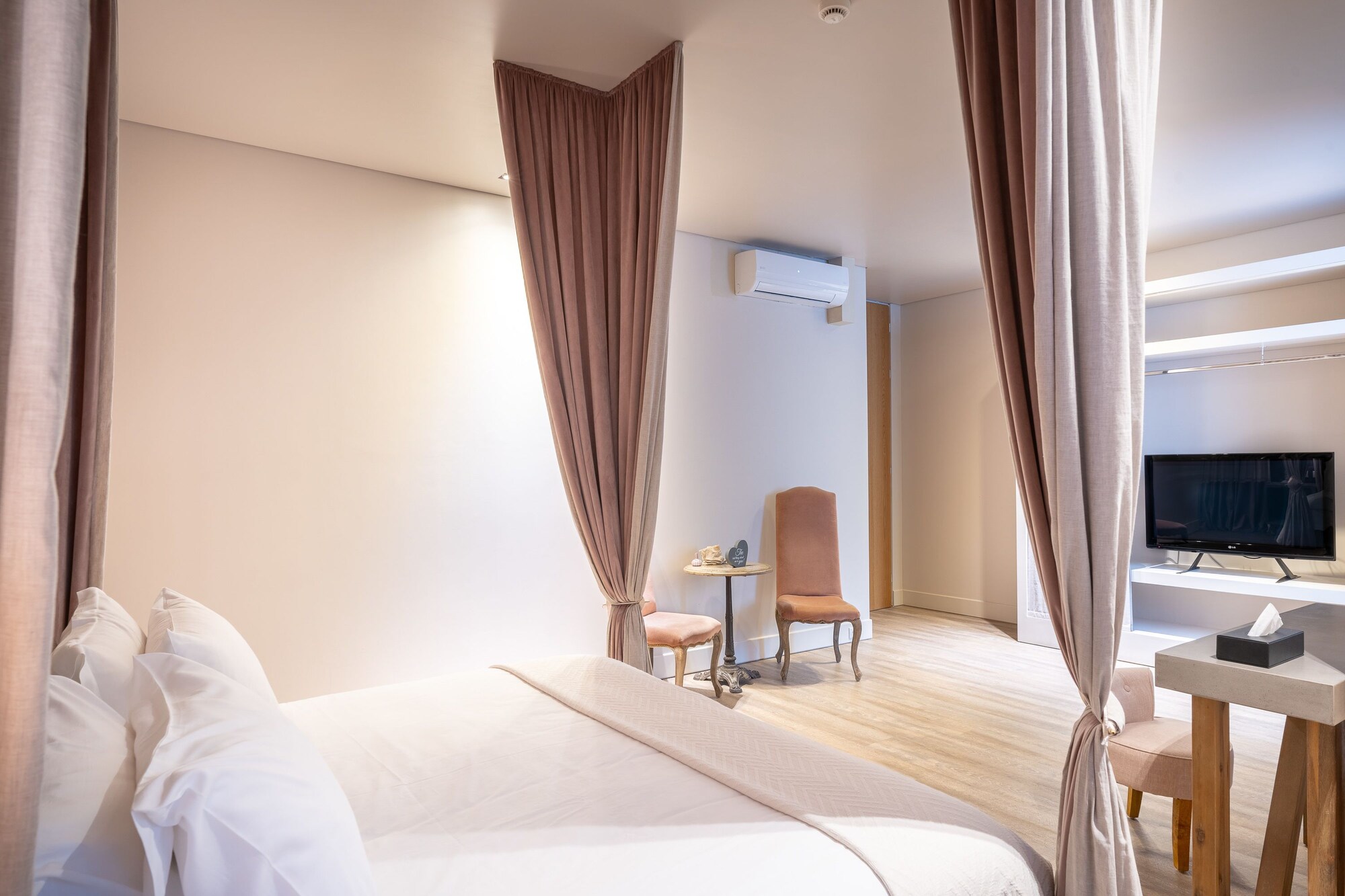 BOUTIQUE, SUITE
