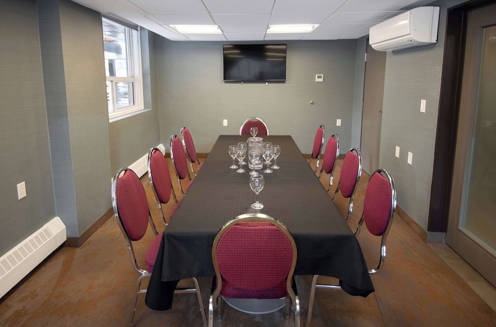 Coast Calgary Downtown Hotel and Suites by APA 50/61