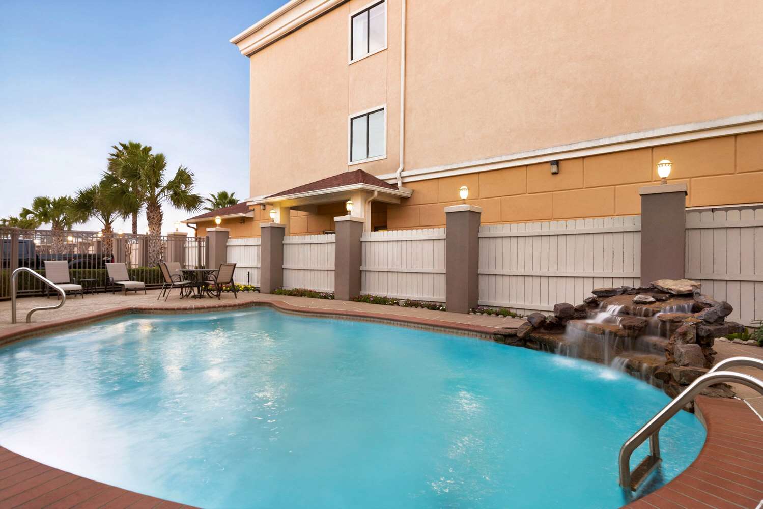 Days Inn & Suites by Wyndham Houston Hobby Airport 38/41