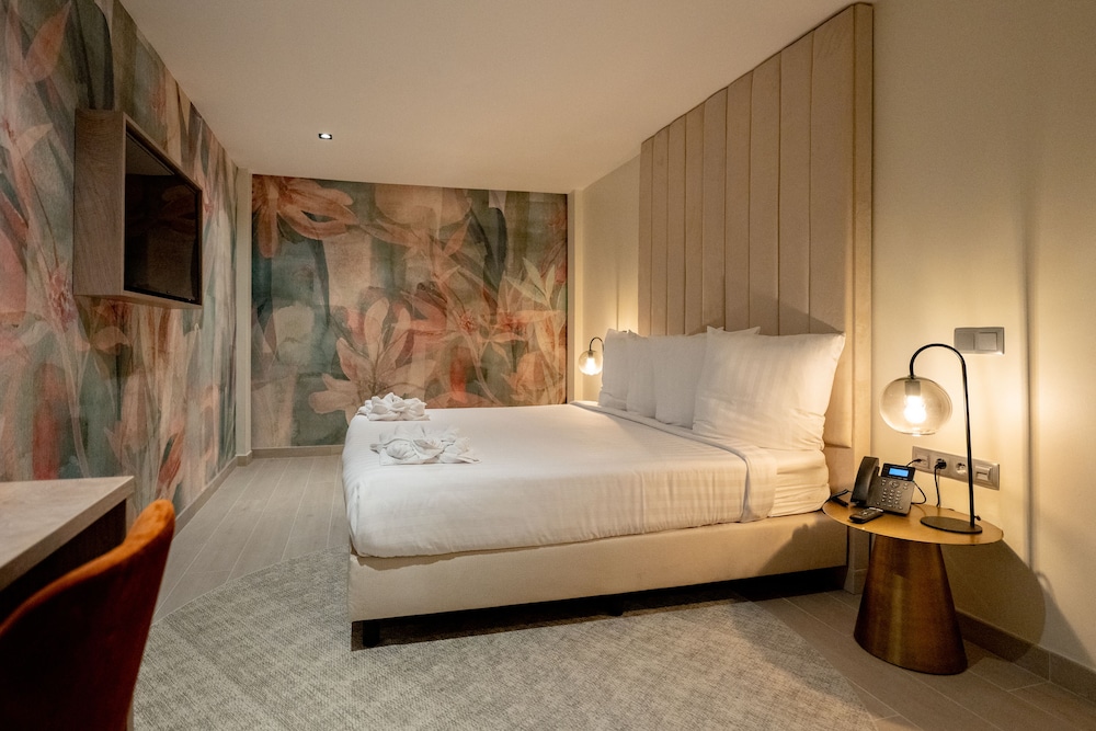 ROOM, KING BED, NO WINDOW